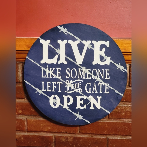 Handpainted Live Like Someone Left the gate open, hand-painted wooden wall decor - Picture 2 of 3